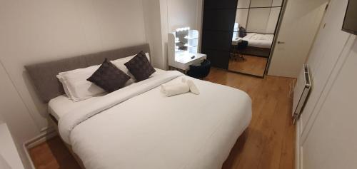 Postel nebo postele na pokoji v ubytování Luxurious Flat 19min from London, 7min to station