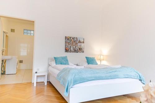 Simple 2-Bedroom Apt with King Beds & Wi-Fi