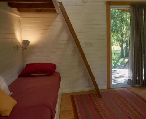 Zimmer mit einem Bett und einer Treppe mit einem Fenster in der Unterkunft Isla El pantano delta, Tigre in San Fernando