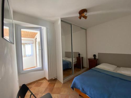 Postel nebo postele na pokoji v ubytování Maison rénovée, proche plage et commerces, parking, jardin privé - FR-1-22-221