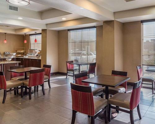a dining room with tables and chairs in a restaurant at Comfort Inn in Midland