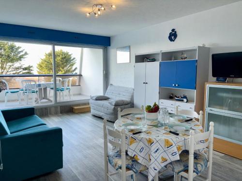 une cuisine et un salon avec une table et des chaises dans l'établissement Studio face à la mer avec balcon et parking - 4 pers, Saint-Jean-de-Monts - FR-1-323-428, à Saint-Jean-de-Monts