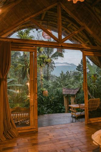 Taman di luar Arcada Bali Bamboo House