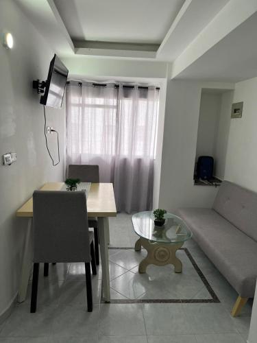 a small living room with a table and a couch at Amplio, acogedor y central Apto in Pereira
