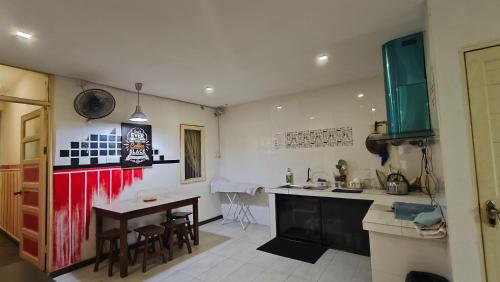 Kuchyň nebo kuchyňský kout v ubytování Natol Homestay - London Foochow Road