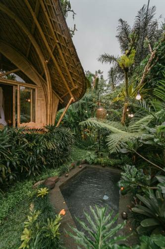 Taman di luar Arcada Bali Bamboo House