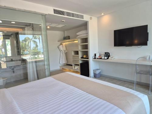 The Bloc Hotel Phuket - SHA Extra Plusにあるキッチンまたは簡易キッチン