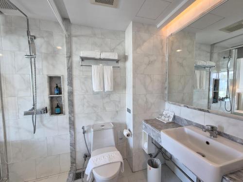 Koupelna v ubytování The Bloc Hotel Phuket - SHA Extra Plus
