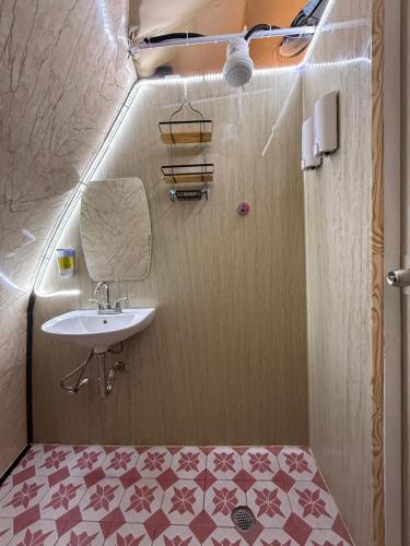 un piccolo bagno con lavandino e specchio di Aqeel Dome a Churuquita Grande