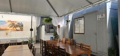 ein Esszimmer mit Holztischen und Stühlen in der Unterkunft Dois Pedros Balneário in Balneário Camboriú