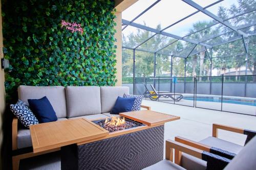 Πισίνα στο ή κοντά στο Spacious 6BR Villa with King Beds, Pool & Spa