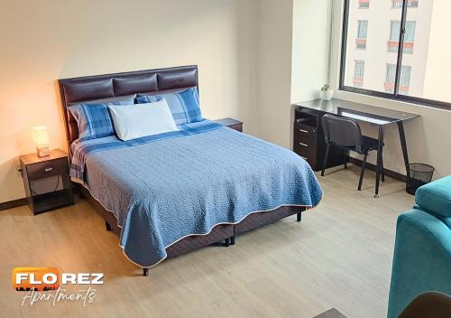 a bedroom with a bed and a desk and a chair at Moderno departamento, céntrico con calefacción in La Paz