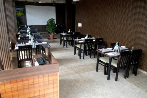 Hotel Orchard Coorgにあるレストランまたは飲食店