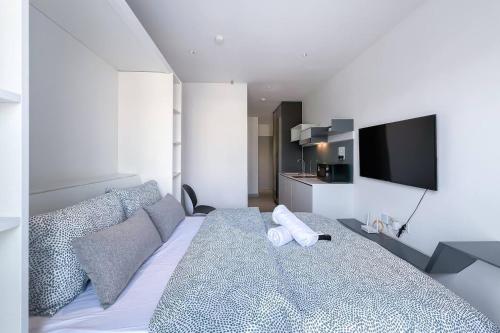 Ένα ή περισσότερα κρεβάτια σε δωμάτιο στο DK Impian Luxury Condominiums, Subang Airport - Smarthome