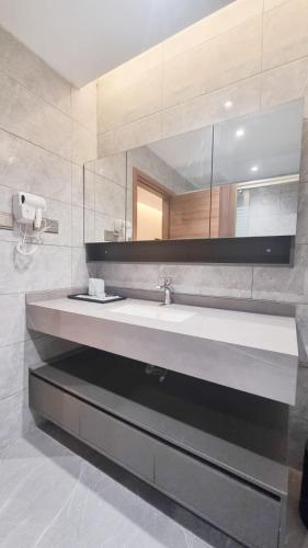 a bathroom with a large sink and a mirror at Hoongthip hotel in Savannakhet