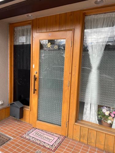 a door with a wedding dress in a window at 難波梅田地铁直达距离地铁站步行5分钟双床间私人浴室家庭式民宿 in Osaka