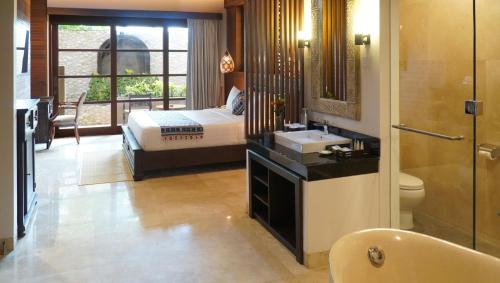 Postel nebo postele na pokoji v ubytování Bali Tropic Resort & Spa - CHSE Certified