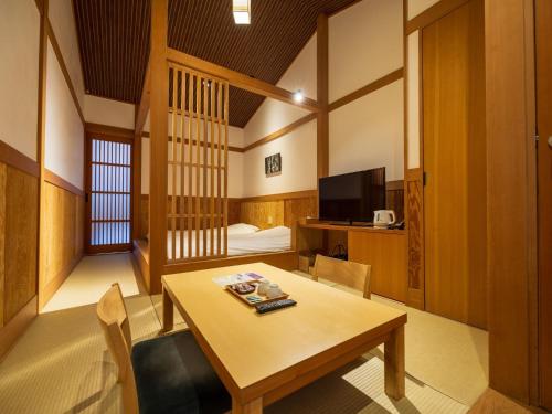 Una televisión o centro de entretenimiento en Susukinohara Ichinoyu