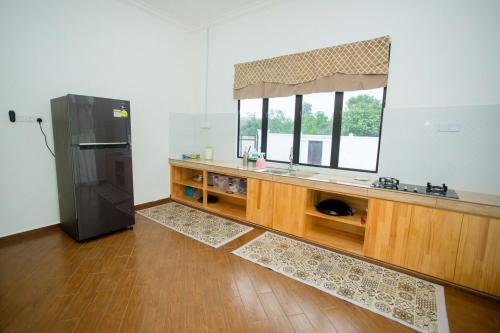 Η κουζίνα ή μικρή κουζίνα στο Vila Adra in Rantau Panjang Kelantan