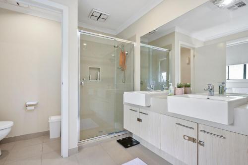 Ένα μπάνιο στο Point Cook Serenity Stay 4 Bedrooms