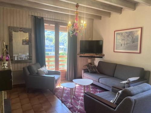 Maison spacieuse avec parking et balcon à Cauterets - FR-1-812-21