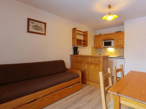 un salon avec un canapé et une cuisine dans l'établissement Studio fonctionnel avec coin montagne et balcon, animaux admis - FR-1-811-8, à Les Deux Alpes