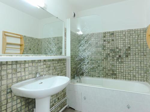 une salle de bain avec un lavabo et une baignoire dans l'établissement Studio fonctionnel avec coin montagne et balcon, animaux admis - FR-1-811-8, à Les Deux Alpes