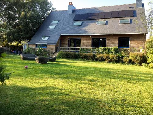 Photo de la galerie de l'établissement Maison spacieuse à 500m de la plage, idéale pour familles, jardin avec jeux pour enfants - FR-1-639-129, à Sarzeau