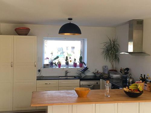 Photo de la galerie de l'établissement Maison spacieuse à 500m de la plage, idéale pour familles, jardin avec jeux pour enfants - FR-1-639-129, à Sarzeau