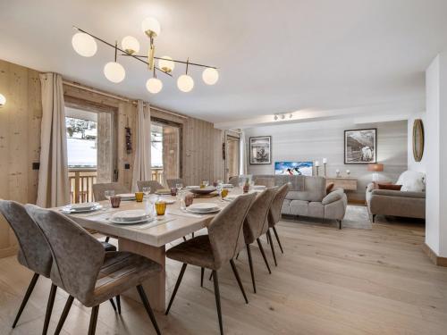 une salle à manger et un salon avec une table et des chaises dans l'établissement Appartement moderne aux pieds des pistes avec WiFi, 4 chambres, 10 personnes - FR-1-570-65, à Levassaix