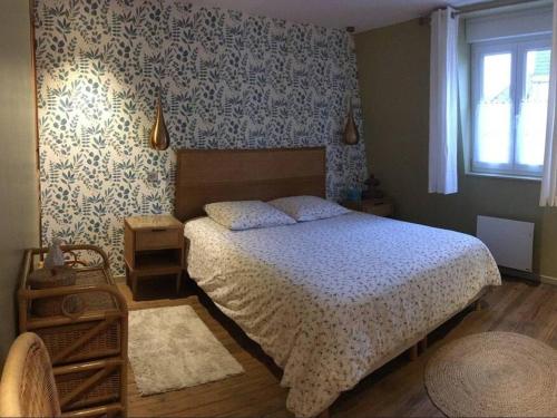 - une chambre avec un lit et un mur aux motifs bleus et blancs dans l'établissement Charmante maison moderne près de la plage à Berck - FR-1-646-81, à Berck-sur-Mer