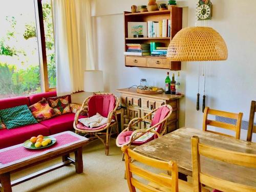 un salon avec un canapé rouge et une table dans l'établissement Maison mitoyenne climatisée avec parking, 4 pers., Bormes-les-Mimosas - FR-1-610-101, à Bormes-les-Mimosas