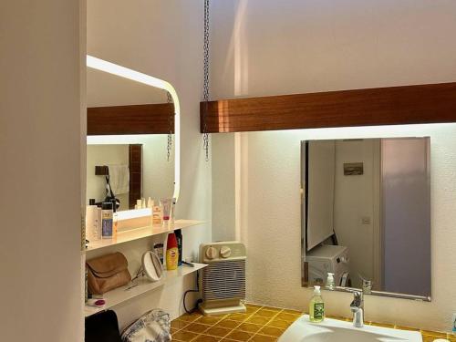 une salle de bain avec un lavabo et un miroir dans l'établissement Maison mitoyenne climatisée avec parking, 4 pers., Bormes-les-Mimosas - FR-1-610-101, à Bormes-les-Mimosas