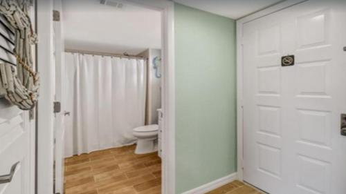 Ένα μπάνιο στο Cozy 1BDRM Condo - Pool Access