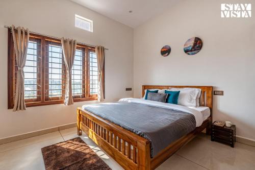 Katil atau katil-katil dalam bilik di StayVista at White Meadows - BBQ & WiFi