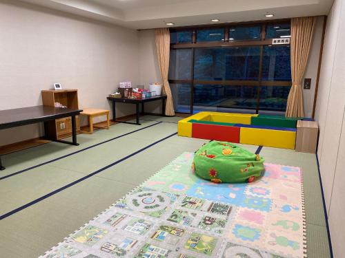 a room with a table and a green bag on the floor at Hakoneji Kaiun in Hakone