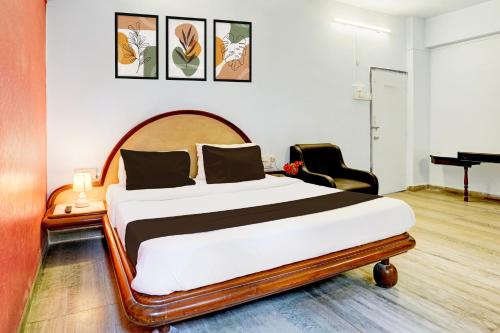 Postel nebo postele na pokoji v ubytování Hotel O Padampura Near Railway Station