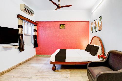 Μια τηλεόραση ή/και κέντρο ψυχαγωγίας στο Hotel O Padampura Near Railway Station