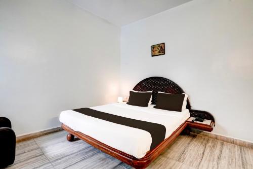 Ένα ή περισσότερα κρεβάτια σε δωμάτιο στο Hotel O Padampura Near Railway Station