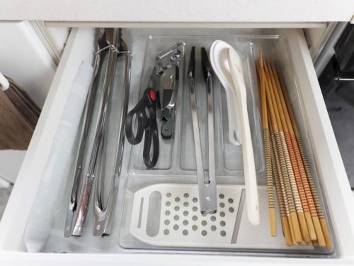 a drawer filled with utensils and utensils at Ocean Terrace金武 in Kin