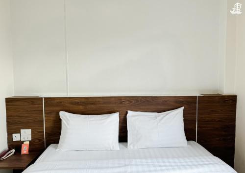 Postel nebo postele na pokoji v ubytování Jacky Chan Hotel
