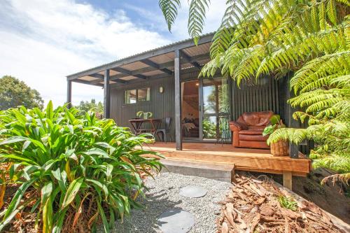汉密尔顿Boutique Country Retreat -Outdoor bath的门廊上配有沙发和椅子的房子