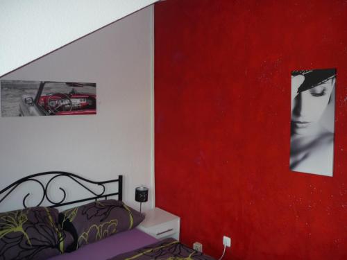 a bedroom with a bed and a picture of a car on the wall at Hotel an der Fähre in Sankt Goar