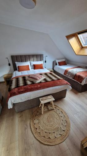 une chambre avec deux lits et une table dans l'établissement Apartement Les Fermes de St Sorlin F204, à Saint-Sorlin-dʼArves