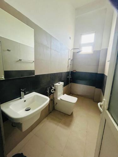 a bathroom with a sink and a toilet at Hotel Green Fall Kandyan in Ambatenna