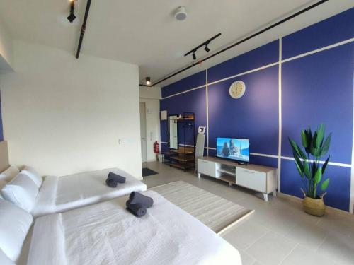 Una televisión o centro de entretenimiento en Tamarind Luxury Condominiums, Cyber Jaya- Smarthome