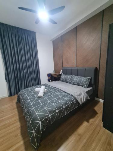 a bedroom with a bed with a ceiling fan at UKM Bangi Wonderland 3BR 2bath 2parking in Kampong Tangkas