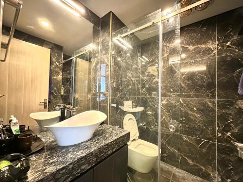 Koupelna v ubytování Top Luxury Apt In Vinhomes Metropolis