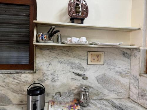 Příslušenství pro přípravu čaje a kávy v ubytování Home in Ujjain Rajkamal Villa