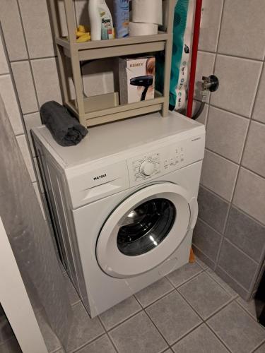 コザニにあるHiddenGemの- 洗濯機&乾燥機(客室の隅に設置)